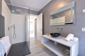 Apartamento premium, 1 cama Queen e sofá-cama, vista para a montanha | Banheiro | Chuveiro, chuveiro com efeito de chuva