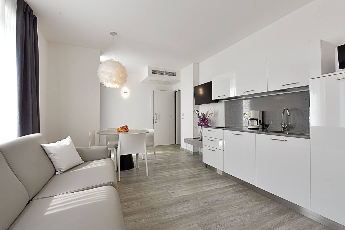 premium apartment, 1 queen bed with sofa bed, mountain view | private kitchen | oven