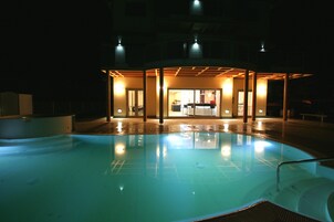 Piscina externa, funciona das 10h30 às 20h30, espreguiçadeiras