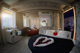 Suíte romântica, vista para o lago | Lençóis italianos Frette, roupas de cama premium, edredons de pluma
