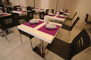 Desayuno buffet diario (EUR 13 por persona)