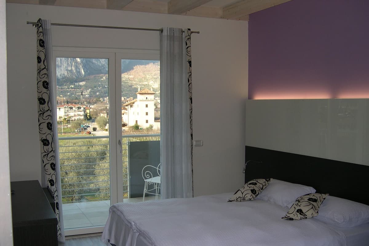 Deluxe kamer, 1 twee- of 2 eenpersoonsbedden, balkon | Italiaanse Frette-lakens, luxe beddengoed, donzen dekbedden