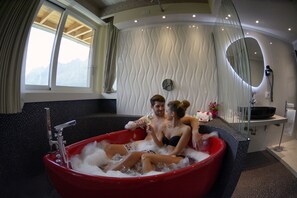 Romantic Suite, Lake View | Private spa tub - Ecohotel Primavera (Riva del Garda)