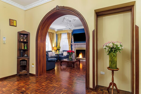 Televisión LED de 32 pulgadas con canales por cable y televisión