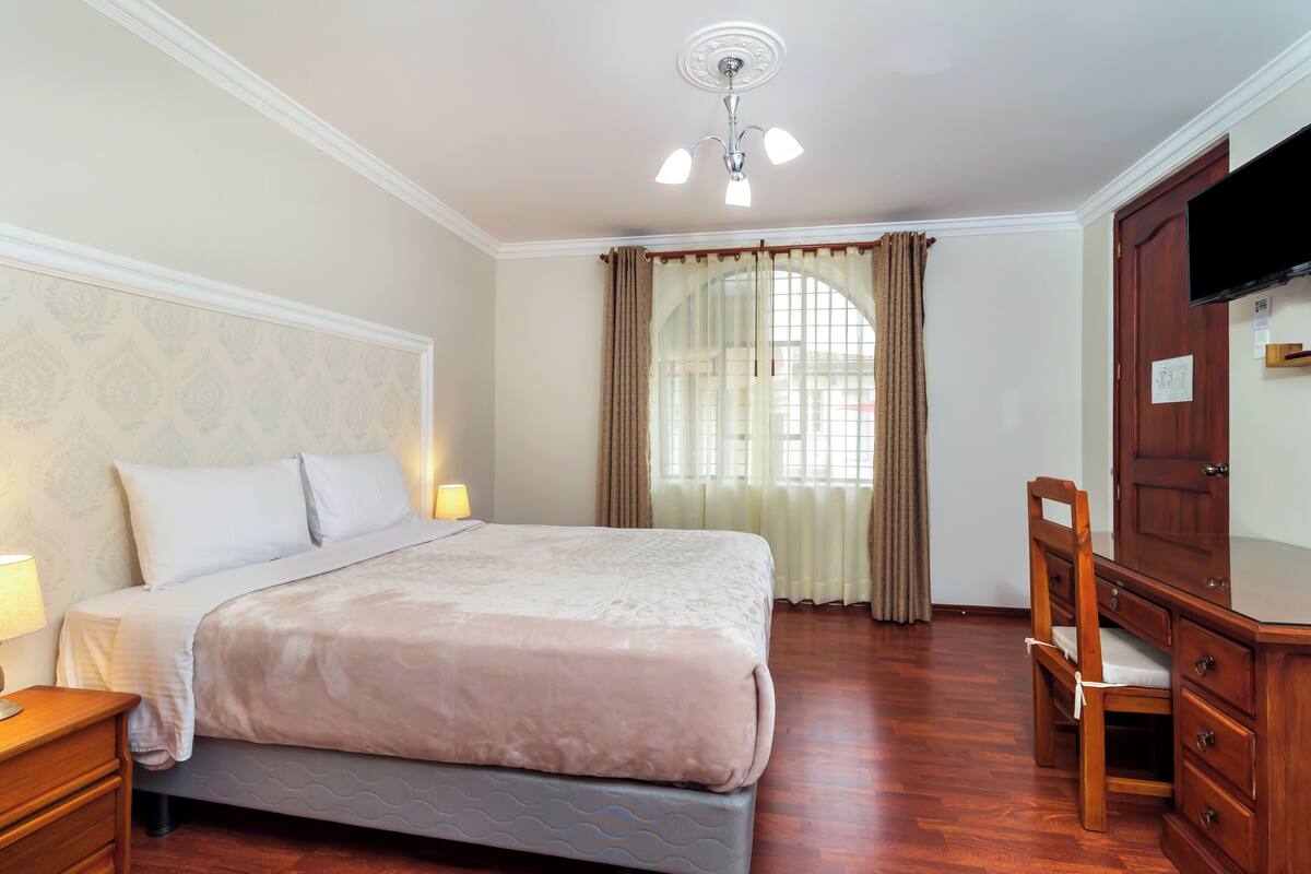 ห้องดับเบิลหรือทวิน | 1 ห้องนอน, เตียงพร้อมฟูกเสริมที่นอน, ตู้นิรภัยในห้องพัก, โต๊ะทำงาน