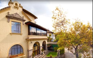 Vista frontal de la propiedad