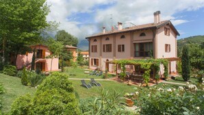 A large house with a garden, including a pergola and a pool area. - Agriturismo Il Cavicchio (Pianoro)