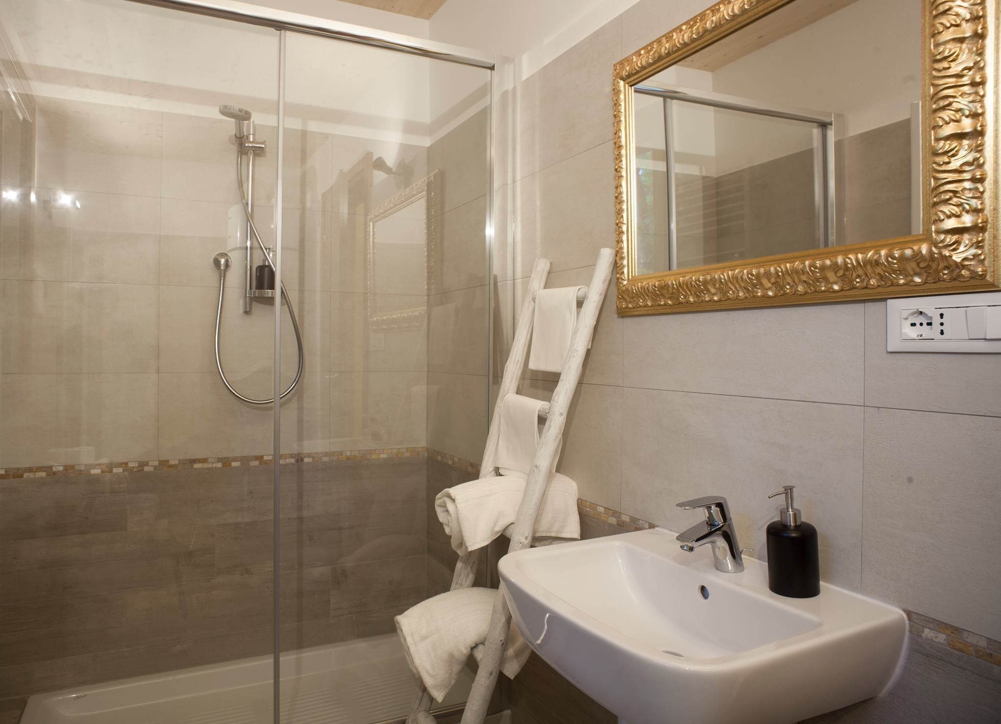 Douche, articles de toilette gratuits, sèche-cheveux, peignoirs