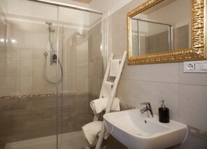 Ducha, artículos de higiene personal gratuitos y secador de pelo