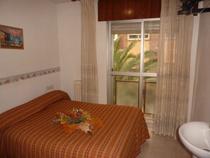 Egyptian cotton sheets, premium bedding, pillowtop beds - AB Pension Granada - Hostel (Granada)