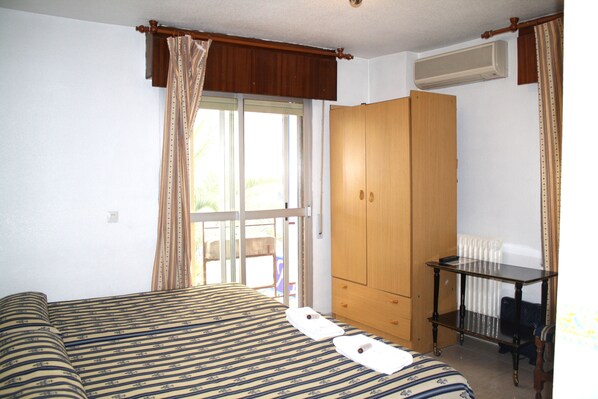 Egyptian cotton sheets, premium bedding, pillowtop beds - AB Pension Granada - Hostel (Granada)