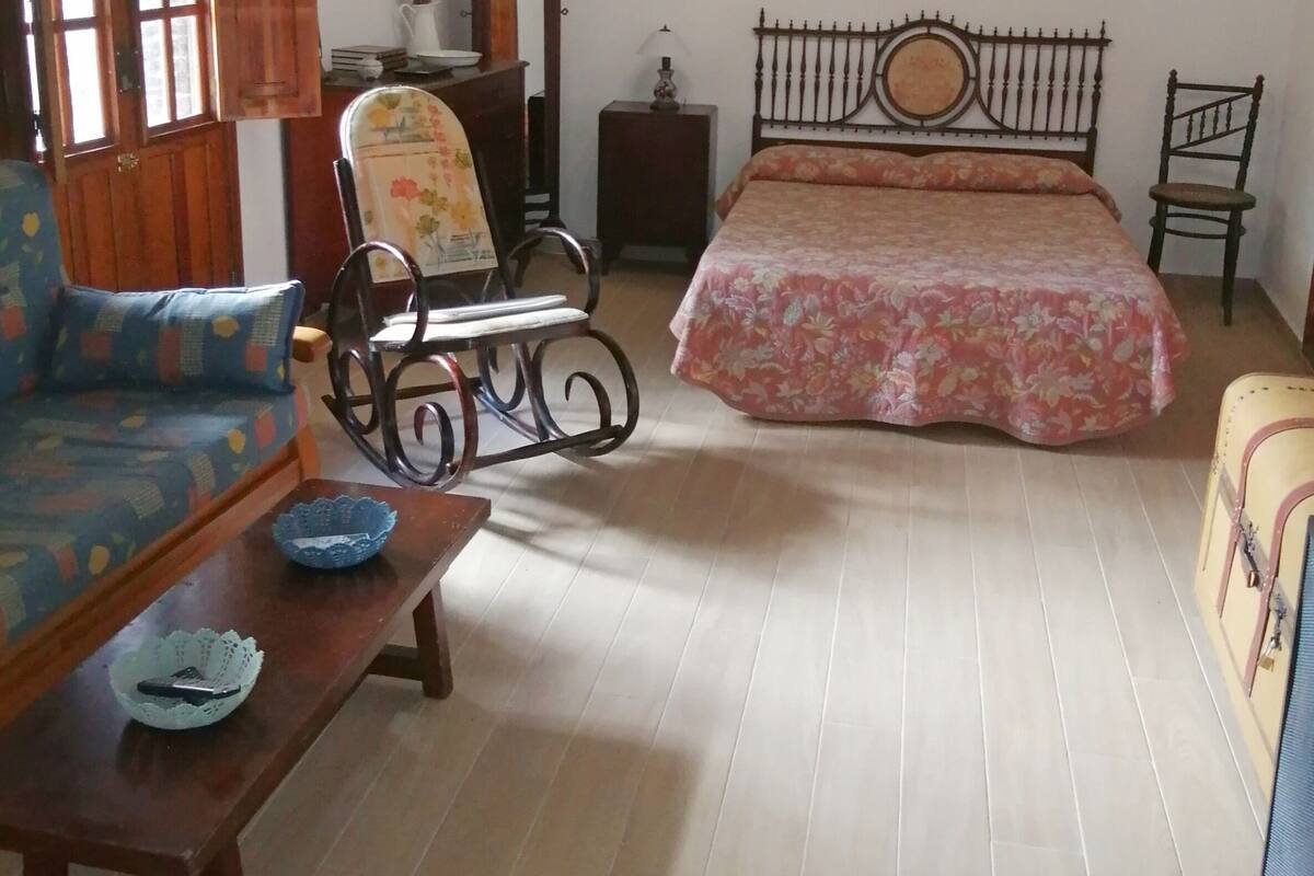 Casa de campo tradicional, 1 habitación | Caja de seguridad en la habitación y escritorio