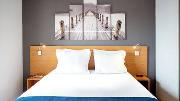 Een bureau, gratis babybedden, gratis wifi, beddengoed