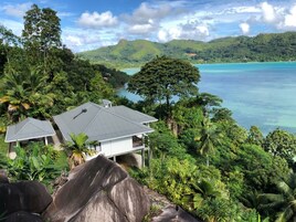 1 habitación, caja de seguridad en la habitación y escritorio 