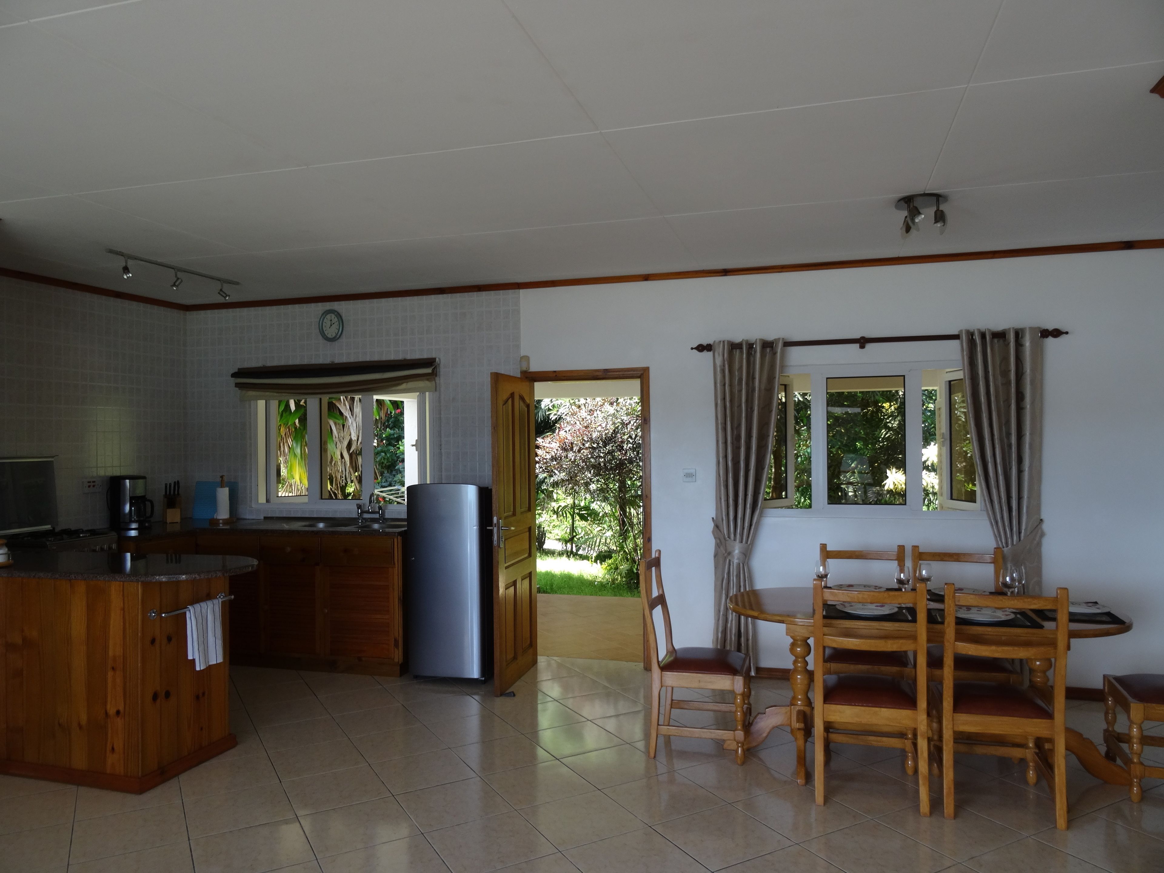Full-sized fridge, microwave, coffee/tea maker, electric kettle