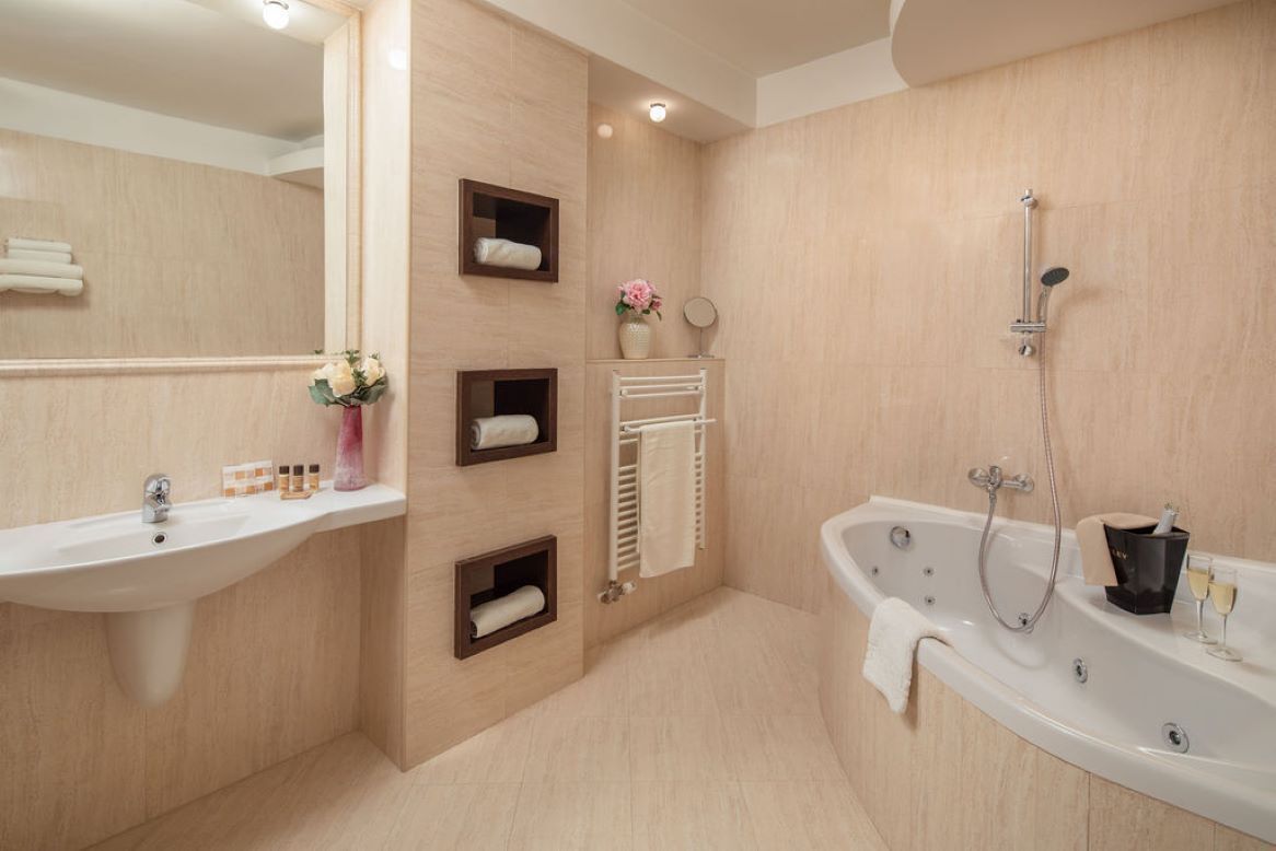 combined shower/bathtub, free toiletries, hair dryer, bathrobes