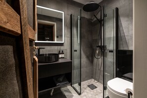 Standard Triple Room | Bathroom | Shower, rainfall showerhead, designer toiletries, hair dryer - Basecamp Spitsbergen Hotel (Longyearbyen)