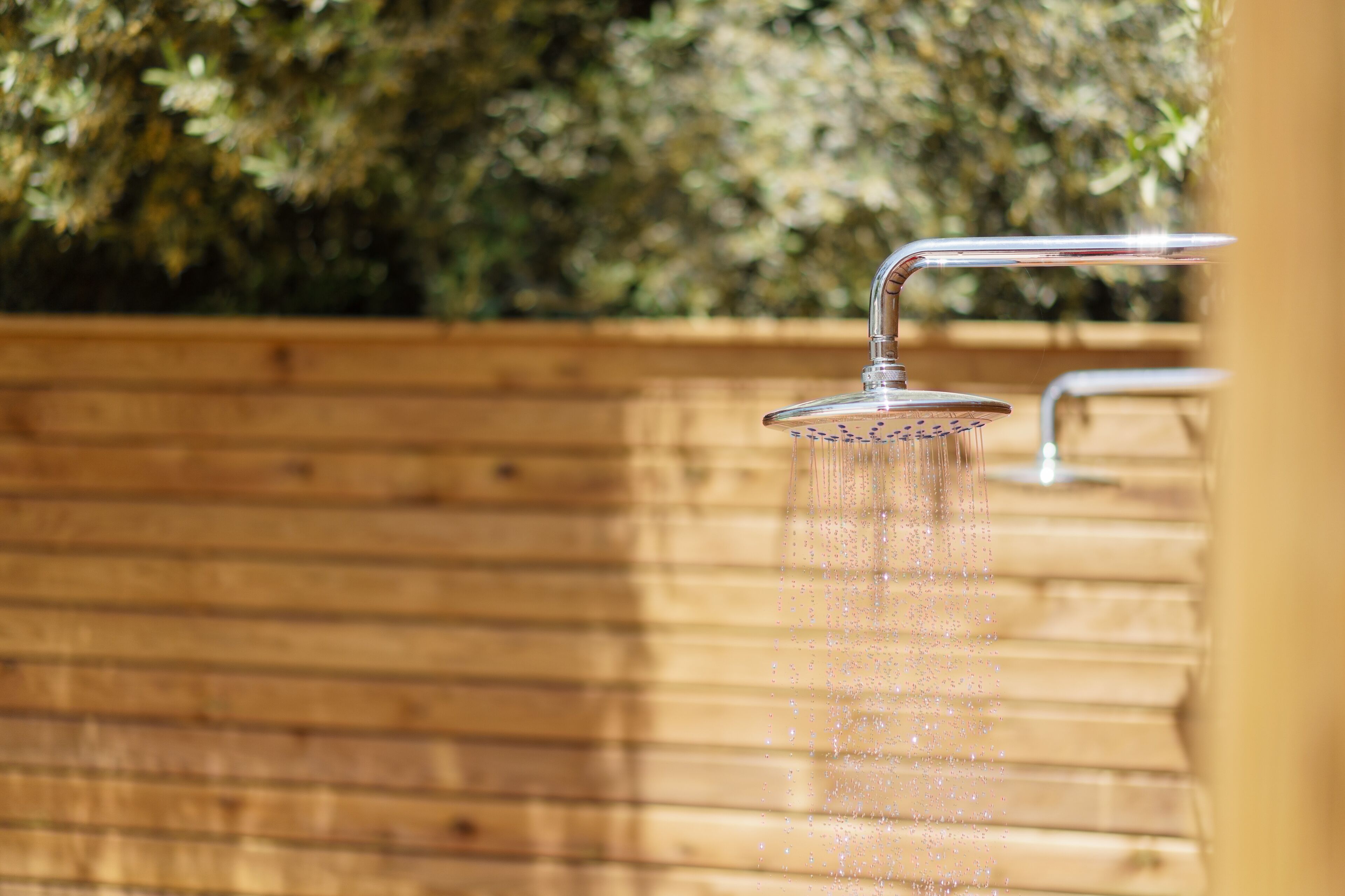 Un cabezal de ducha con agua fluyendo.