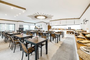 Se sirven desayunos, almuerzos y cenas; cocina mediterránea