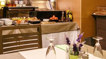 Daily cooked-to-order breakfast (EUR 12.50 per person)