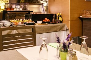 Daily cooked-to-order breakfast (EUR 12.50 per person)