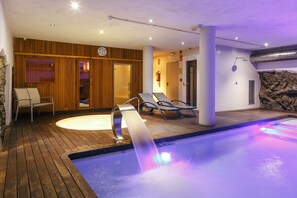 Indendørs pool, åben fra kl. 10.00 til kl. 20.00, liggestole