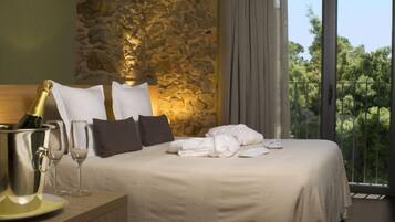 Triple Room (2 adults + 1 child) | Hypo-allergenic bedding, down duvets, pillow-top beds, in-room safe