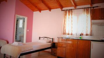 Standard Studio (3 Adults) | In-room safe, soundproofing, cribs/infant beds, free WiFi