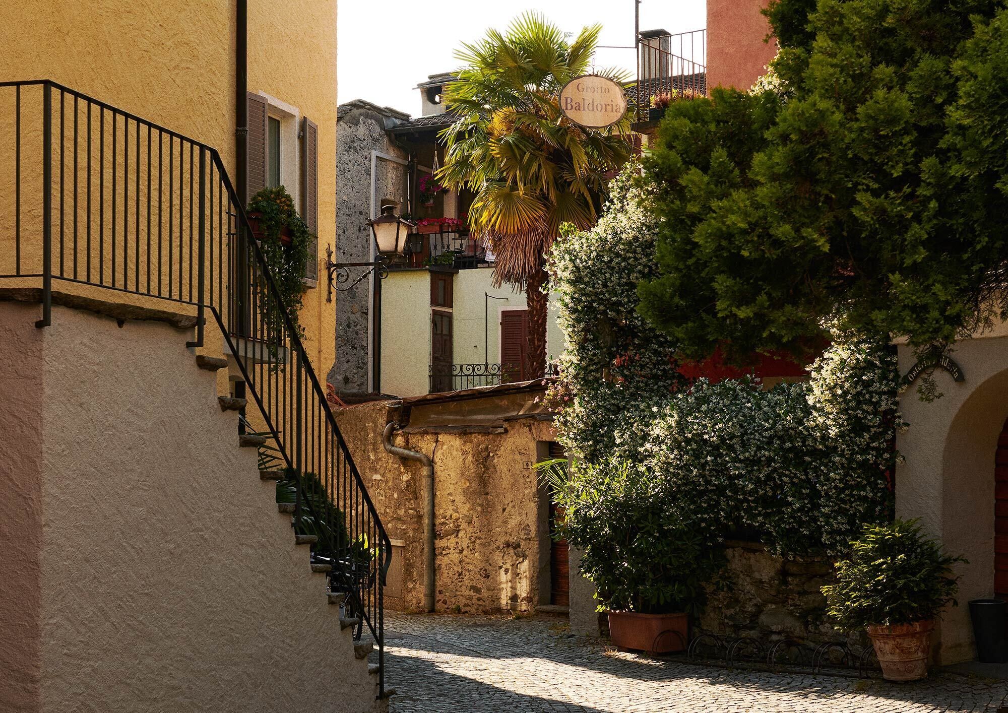 Safe på rommet, skrivebord og skrivebord for bærbar PC