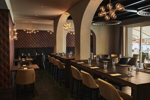 2 restaurants, breakfast served