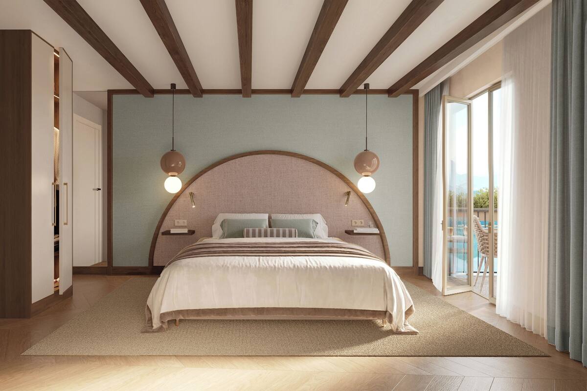 Un dormitorio con una cama grande, vigas de madera, vista a una piscina y puerta corrediza de vidrio.