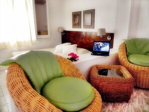 Chambre Double Standard | Coin séjour | Télévision à écran plat de 22 pouces avec chaînes par câble, télévision