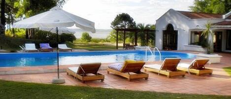 Kolam renang terbuka