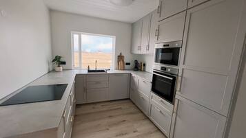 Departamento familiar, 3 habitaciones | Cocina privada | Refrigerador, microondas, cafetera y tetera y tetera eléctrica