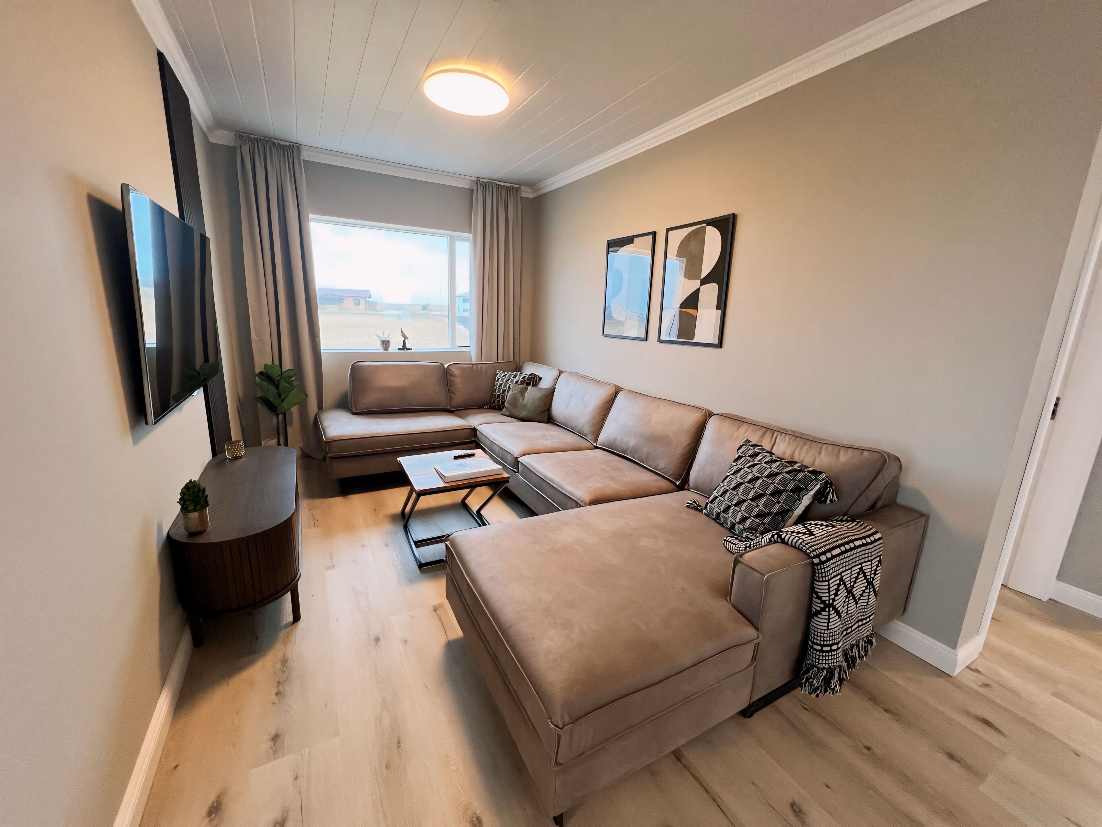 Apartamento familiar, 3 habitaciones | Zona de estar | Una televisión de pantalla plana, suelo radiante