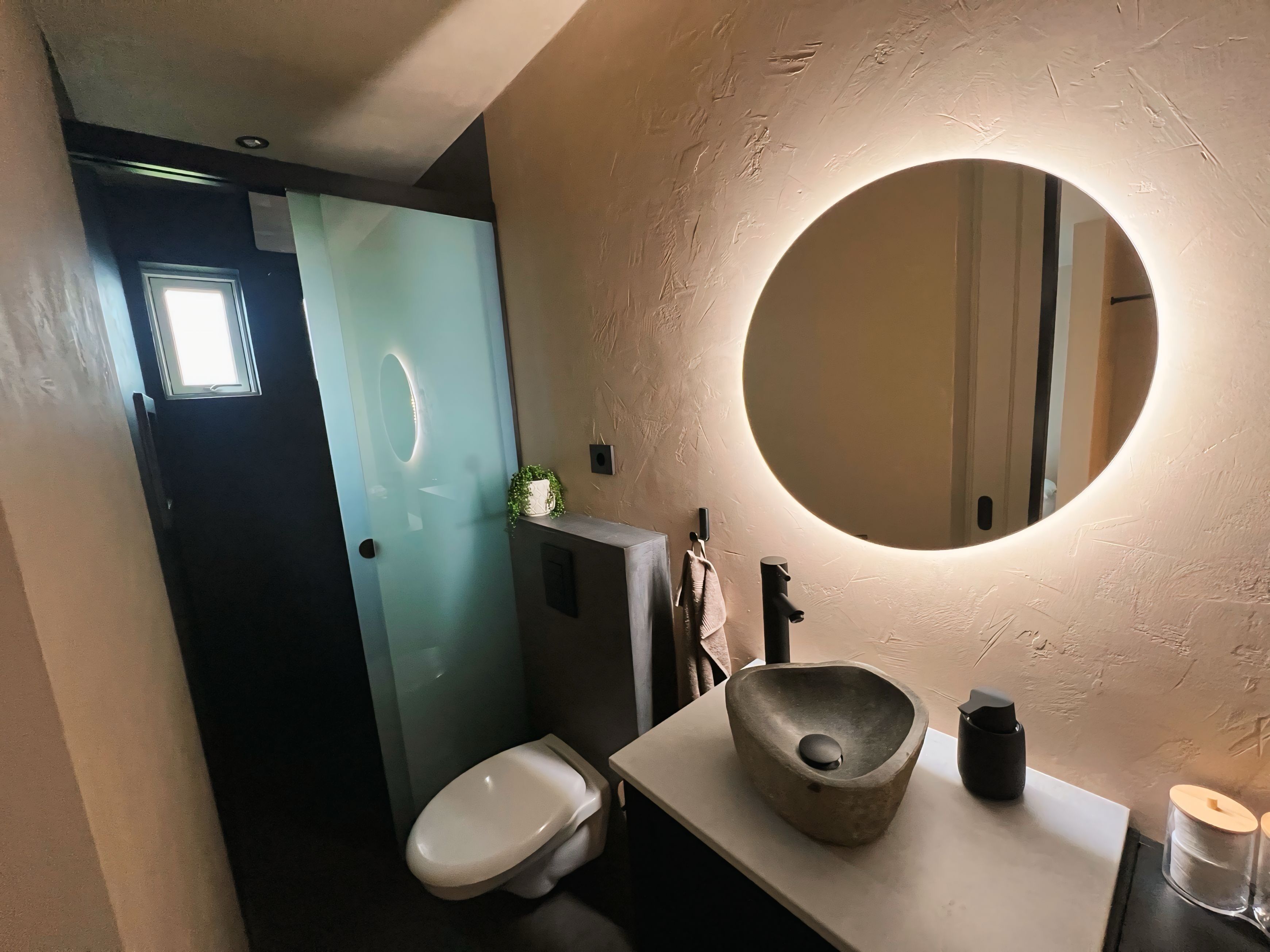 Studio (64) | Badkamer | Een douche, een haardroger, handdoeken, toiletpapier