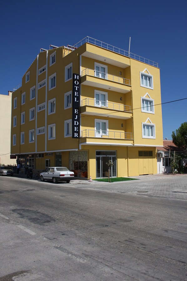 Vista frontal de la propiedad
