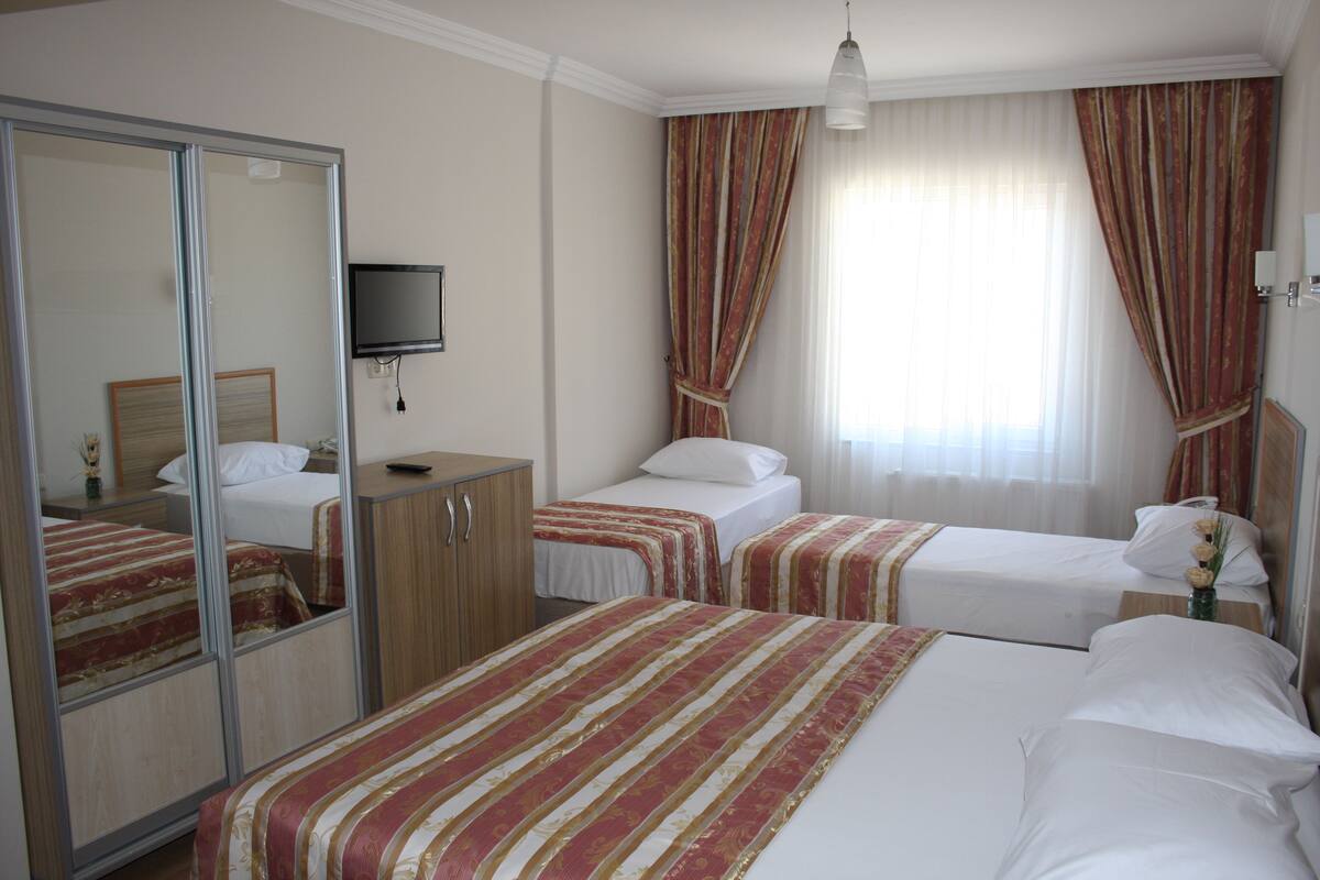 Habitación cuádruple | Sábanas italianas Frette y ropa de cama de alta calidad