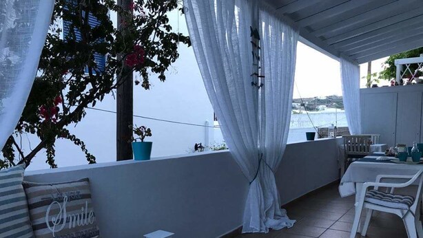 Family Triple Room | Courtyard - Morpheus Rooms (Syros)