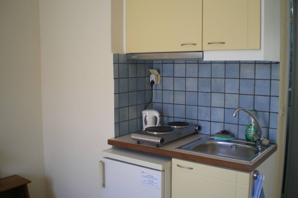 Wasserkocher mit Kaffee-/Teezubehör, Kühlschrank