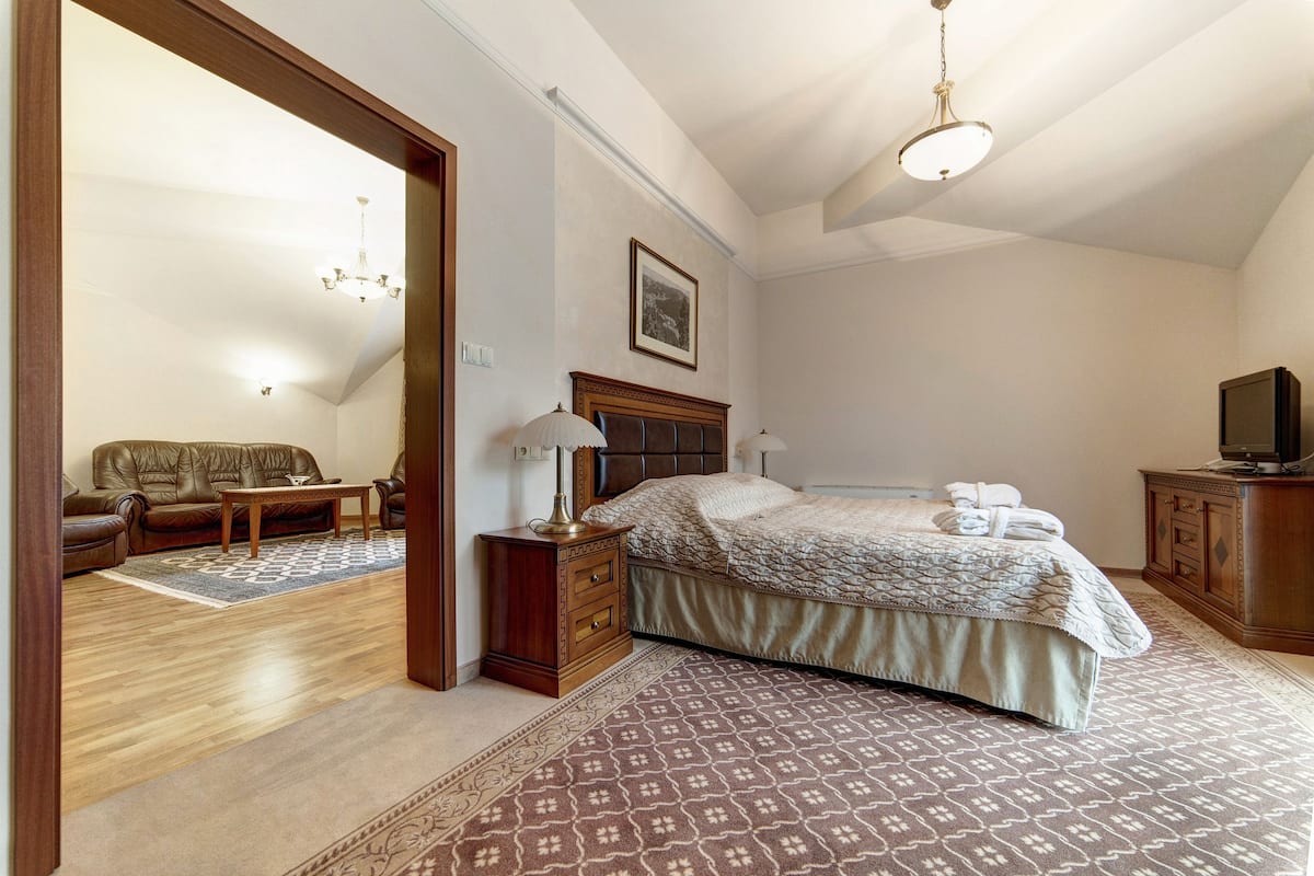 Apartemen Deluks | Minibar, brankas, meja kerja, dan tempat tidur lipat/tambahan