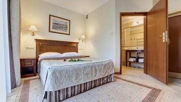 Minibar, Zimmersafe, Schreibtisch, Zustellbetten