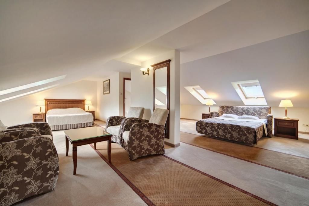 Minibar, safe på rommet, skrivebord og ekstrasenger (mot et tillegg)