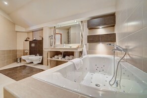 Deluxe appartement | Badkamer | Een douche, gratis toiletartikelen, een haardroger, badjassen