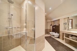 Appartement Standard | Salle de bain | Douche, articles de toilette (gratuits), séchoir à cheveux, peignoirs