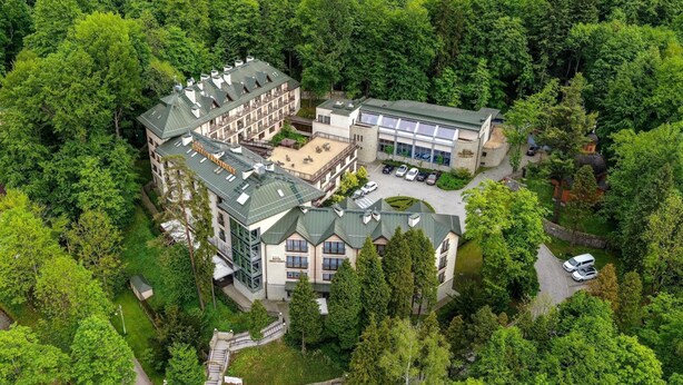 A hotel with multiple buildings, surrounded by dense greenery. - Hotel Prezydent (Krynica-Zdroj)