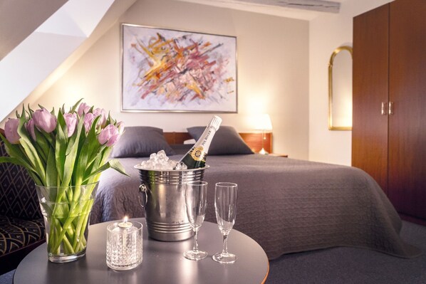 Double Room | Desk, iron/ironing board, free WiFi