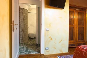 Vierpersoonskamer | Luxe beddengoed, donzen dekbedden, bedden met traagschuimmatras