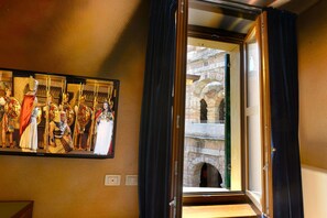 Classic Double or Twin Room, Arena View, Annex Building | Area soggiorno | TV 42 pollici con canali satellitari