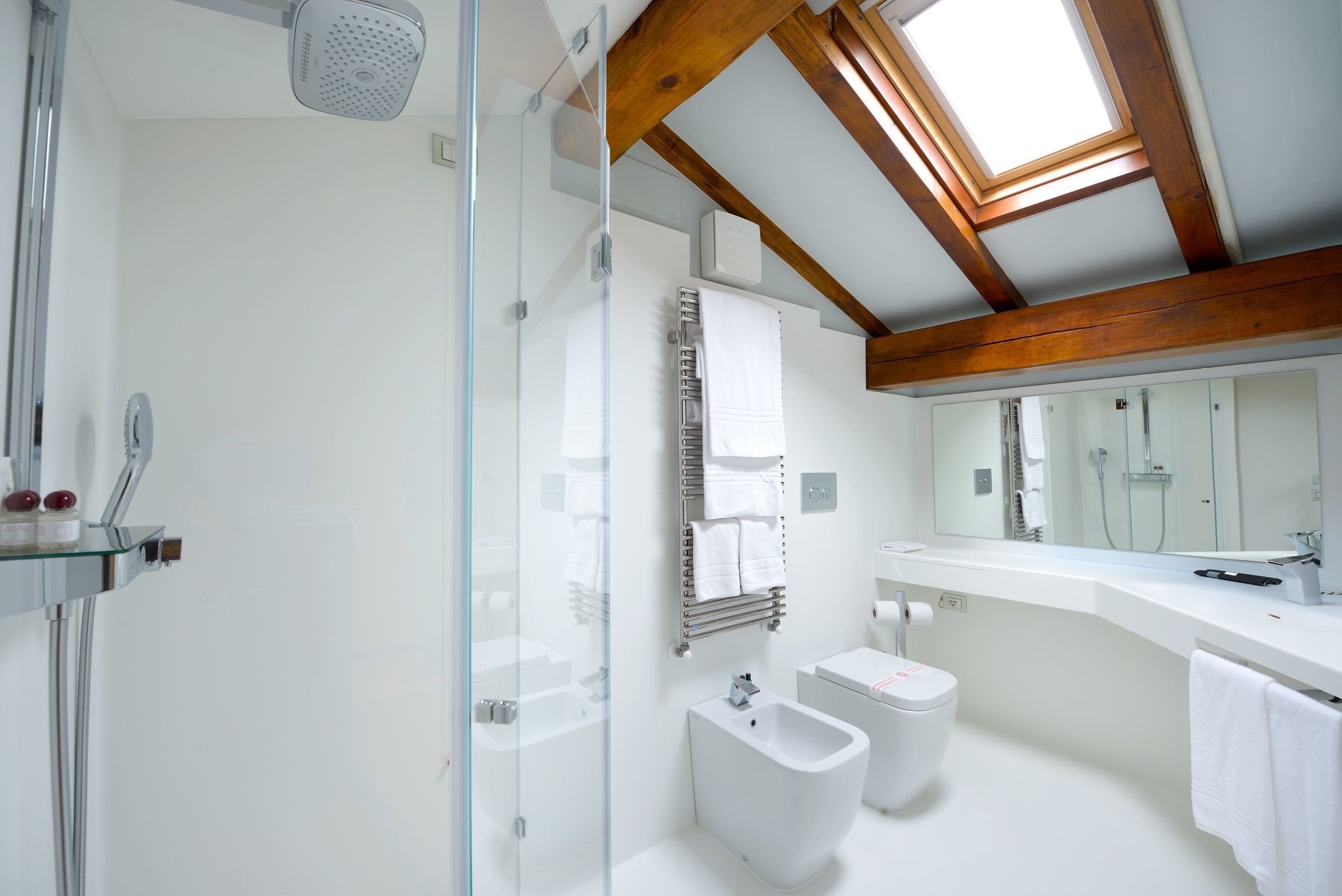 Superior Triple with Balcony, Arena View, Annex Building | Bathroom | Free toiletries, hair dryer, bathrobes, bidet